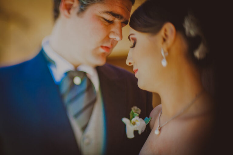 Novios frente a frente en un momento íntimo el día de su boda, fotografía de Raúl Galavíz