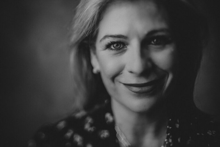 Retrato de autor en blanco y negro de una mujer sonriendo, por Raúl Galavíz